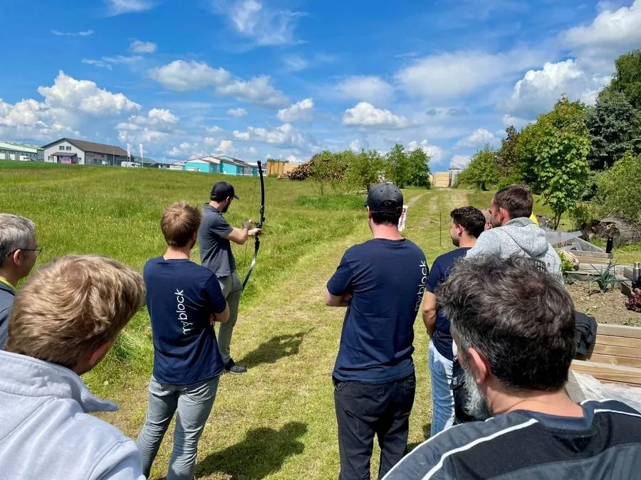 Bogenschießen mit dem Team auf einer Wiese in Vitis.