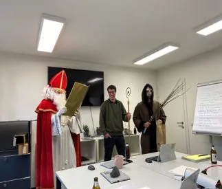 Nikolaus und Krampus zu Besuch im Büro.